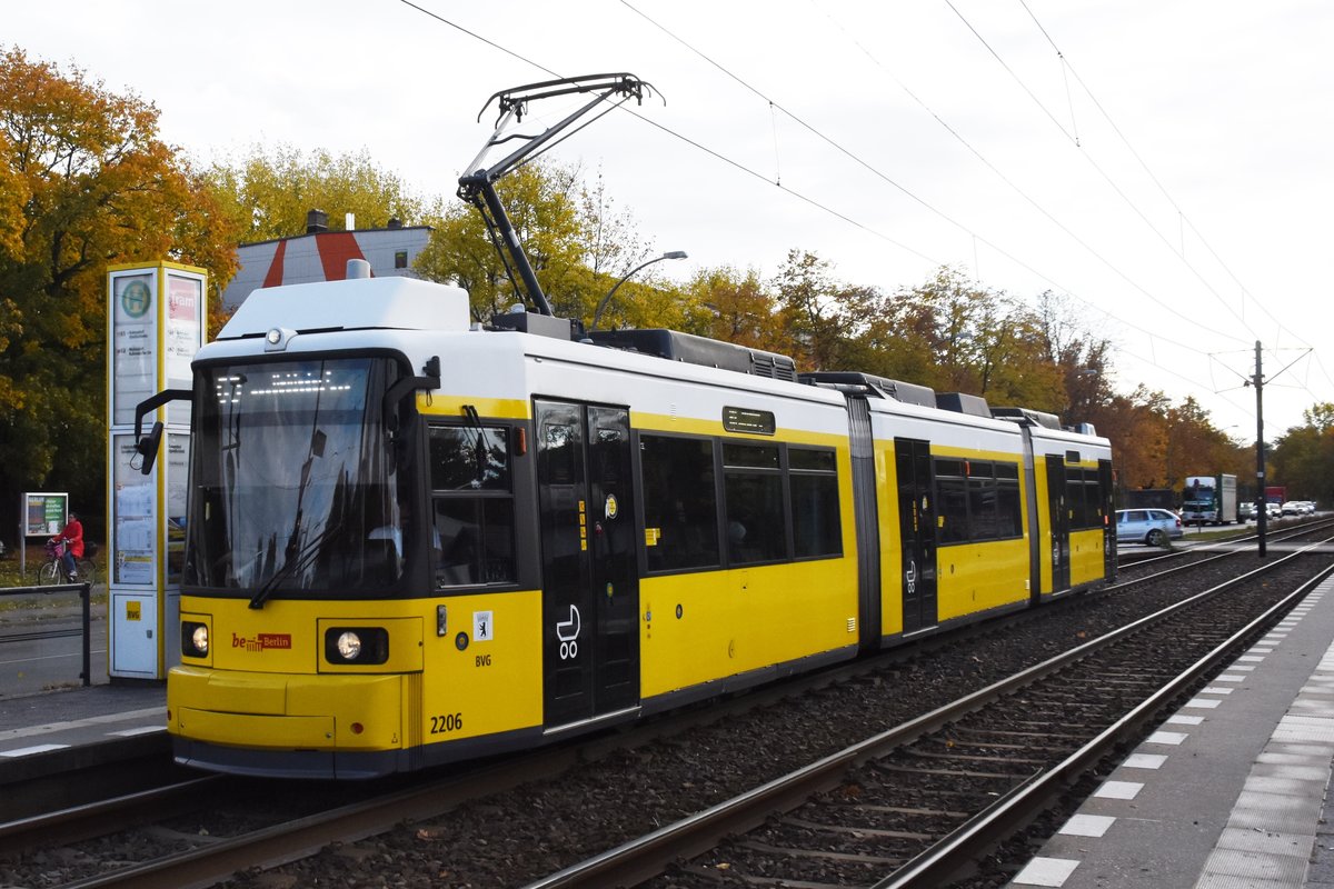 BERLIN, 17.10.2019, Straßenbahn Zug Nr. 2206 als Tramlinie 63 nach Mahlsdorf Rahnsdorfer Straße in der Haltestelle S-Bahnhof Spindlersfeld