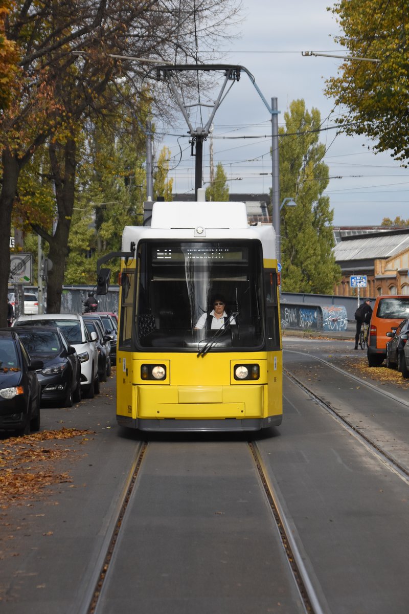 BERLIN, 17.10.2019, Zug Nr. 1559 als Tram60 nach Johannisthal Haeckelstraße auf Durchfahrt durch die Edisonstraße (fotofrafiert durch das Rückfenster des vorausfahrenden Zuges)