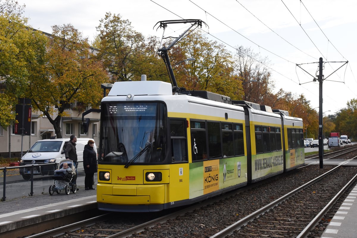 BERLIN, 17.10.2019, Zug Nr. 1576 als Tram60 nach Johannisthal Haeckelstraße in der Haltestelle S-Bahnhof Spindlersfeld; diese Linie verkehrt hier normalerweise nicht, sondern aufgrund eines Baufahrplans