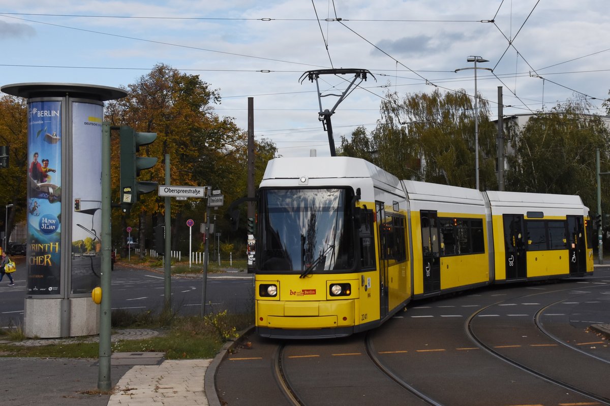 BERLIN, 17.10.2019, Zug Nr. 2241 als Tram63 nach Adlershof Karl-Ziegler-Straße bei der Einfahrt in die Haltestelle S-Bahnhof Spindlersfeld