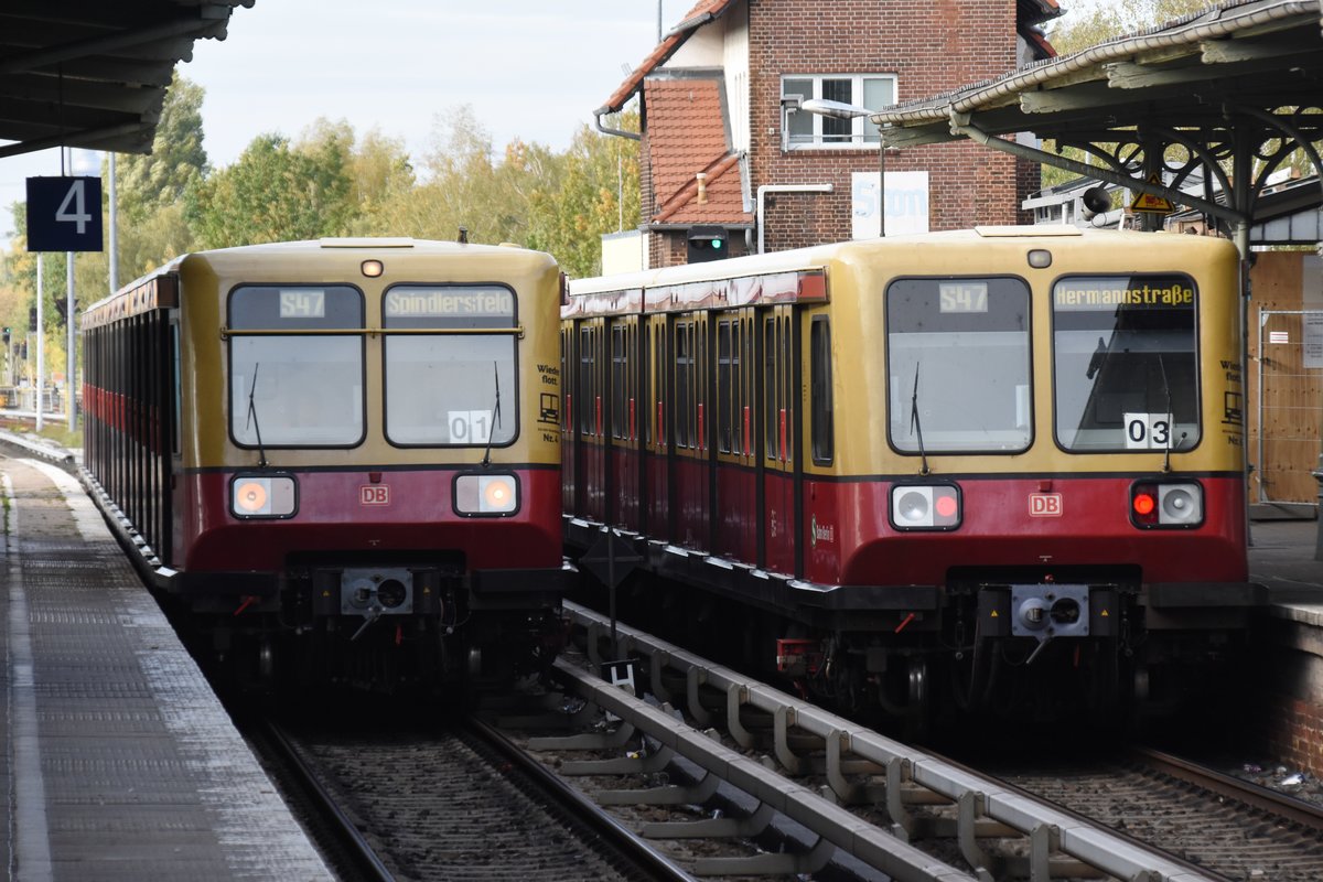 BERLIN, 17.10.2019, zwei S-Bahnzüge der Baureihe 485 im Bahnhof Schöneweide; links als S47 nach Spindlersfeld, rechts als S47 nach Hermannstraße