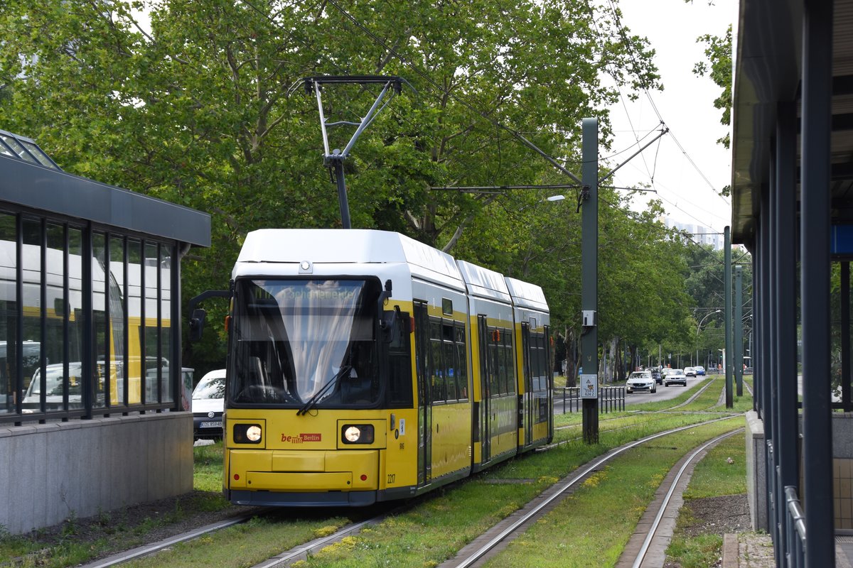 BERLIN, 21.06.2019, Zug Nr. 2217 als MetroTram17 nach Schöneweide bei der Einfahrt in die Haltestelle U-Bahnhof Tierpark