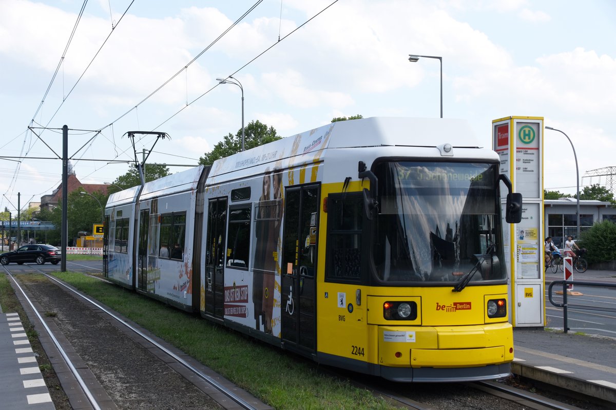 BERLIN, 21.06.2019, Zug Nr. 2244 als Tram37 nach Schöneweide bei der Ausfahrt aus der Haltestelle U-Bahnhof Tierpark