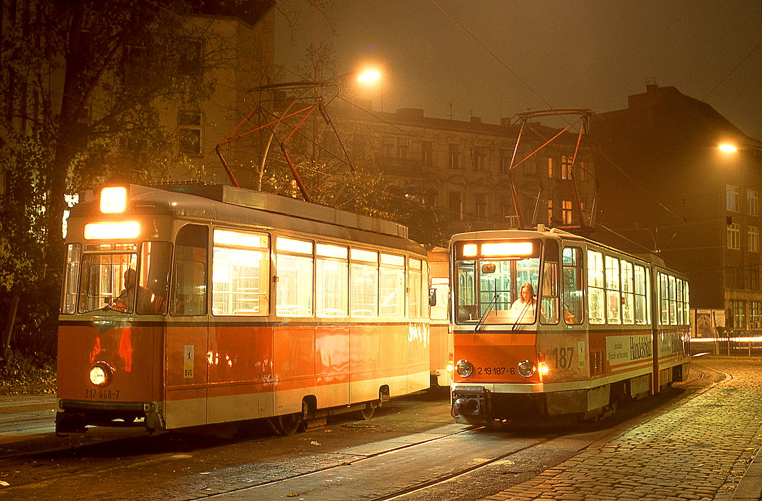 Berlin 217 068, 219 187, Hackescher Markt, 31.10.1992.
