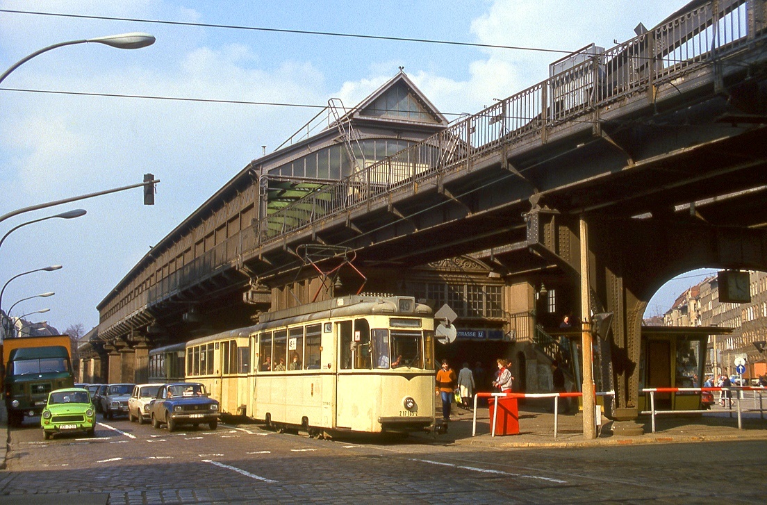 Berlin 217 105 vor dem U-Bahnhof Eberswalder Strae, Schnhauser Allee - Ecke Kastanienallee, 13.04.1987.