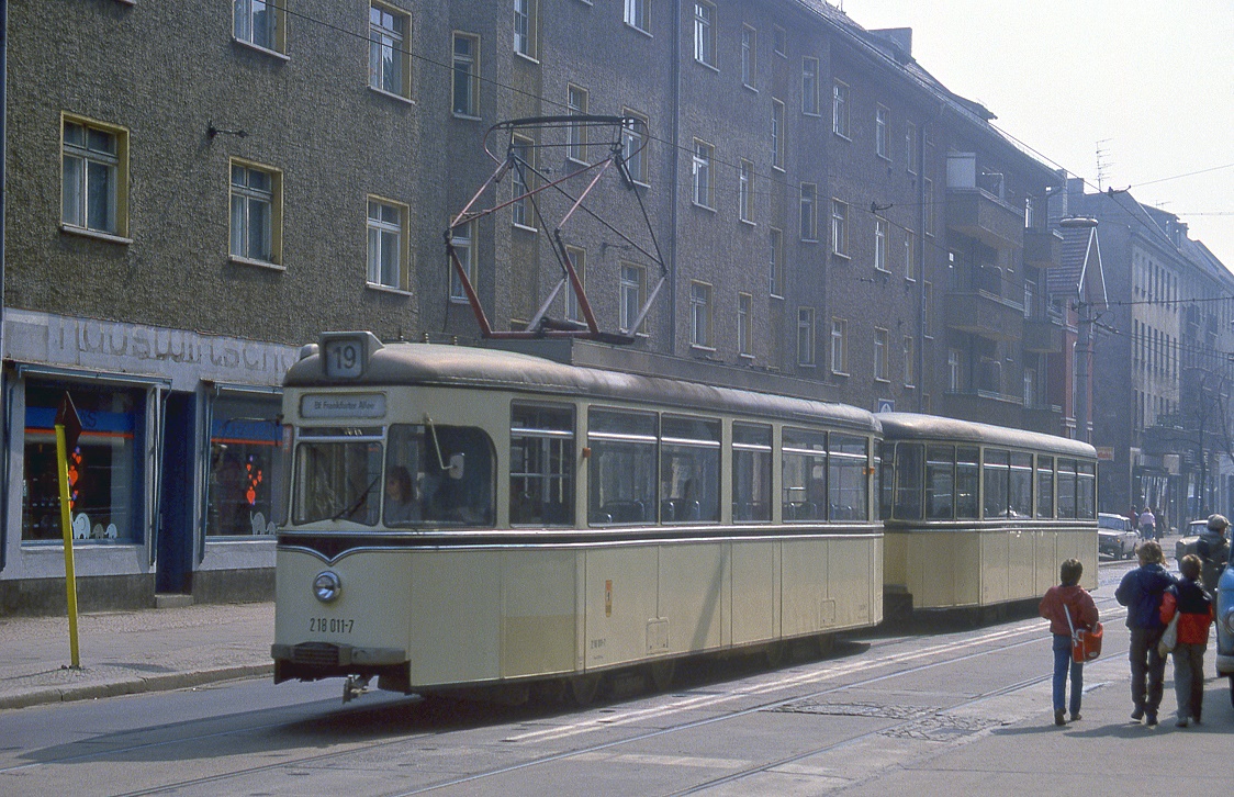 Berlin 218 011, Wilhelminenhofstraße, 13.04.1987.