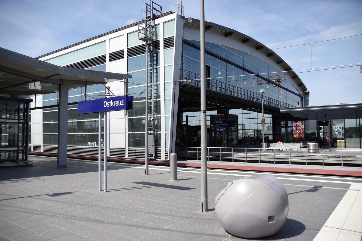 BERLIN, 22.06.2017, Bahnhof Ostkreuz: Blick vom Regionalbahnsteig auf den S-Bahnsteig auf der Ringbahn