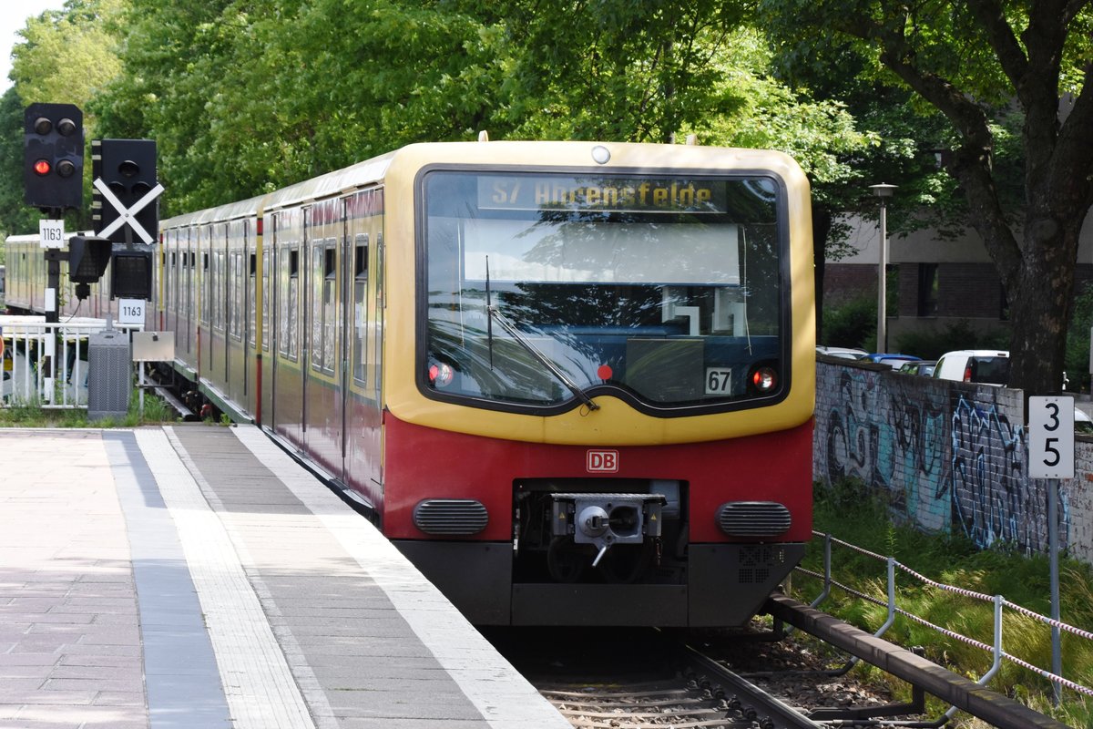BERLIN, 22.06.2017, S7 nach Ahrensfelde bei der Ausfahrt aus dem S-Bahnhof Nöldnerplatz (Preußische Ostbahn)