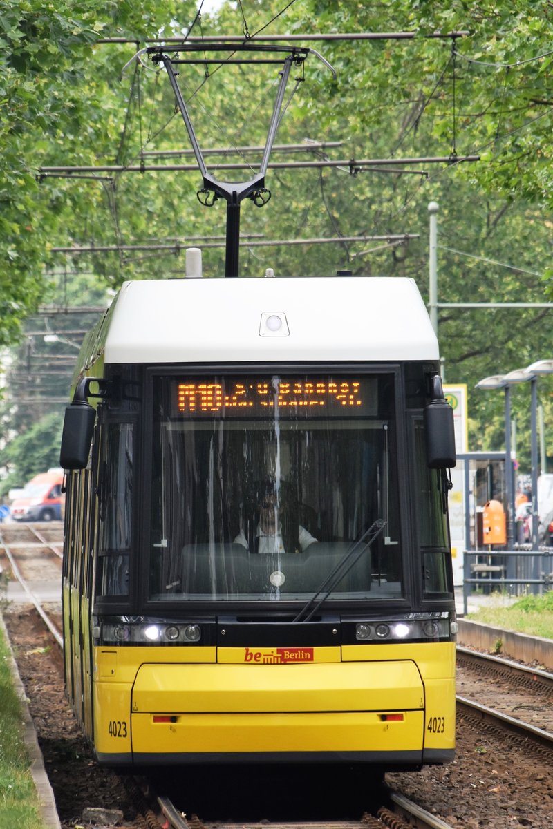 BERLIN, 23.06.2017, Straßenbahnzug 4023 als Linie M10 nach S+U Warschauer Straße bei der Einfahrt in die Haltestelle Arnswalder Platz