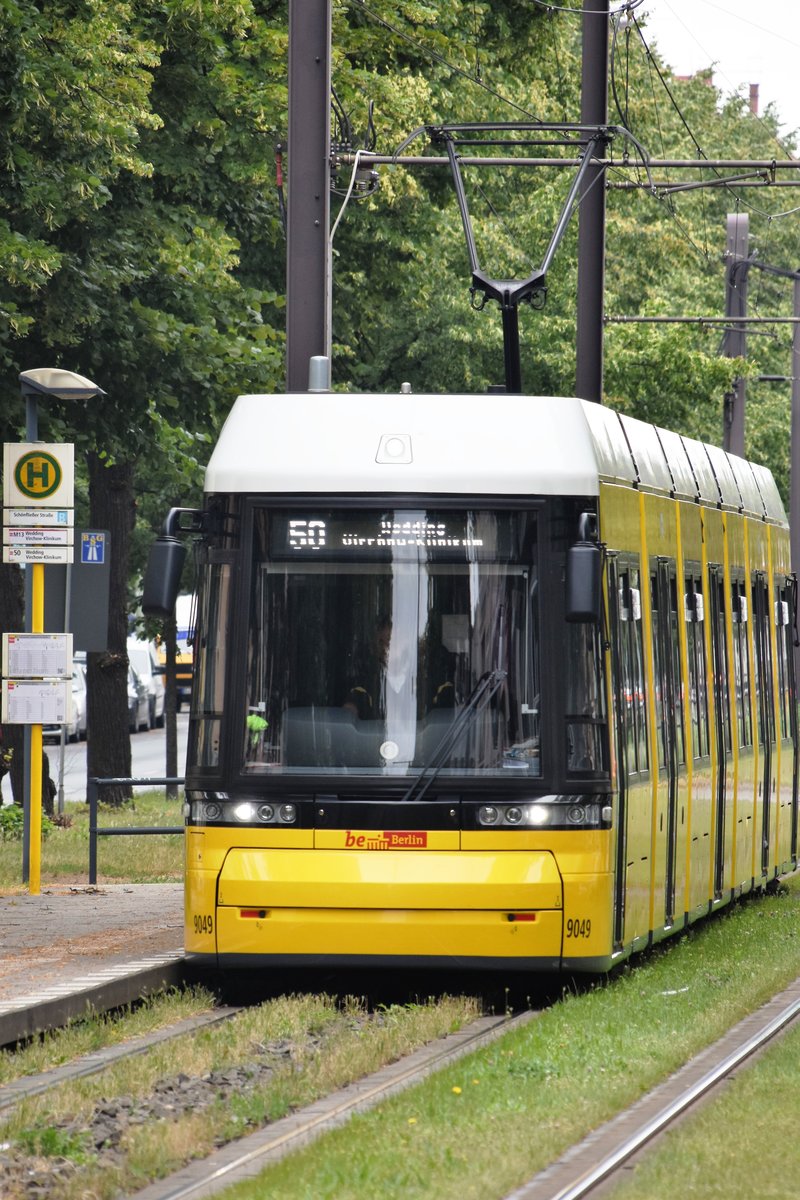 BERLIN, 23.06.2017, Straßenbahnzug 9049 als Linie 50 nach Wedding Virchow-Klinikum bei der Einfahrt in die Haltestelle Schönfließer Straße