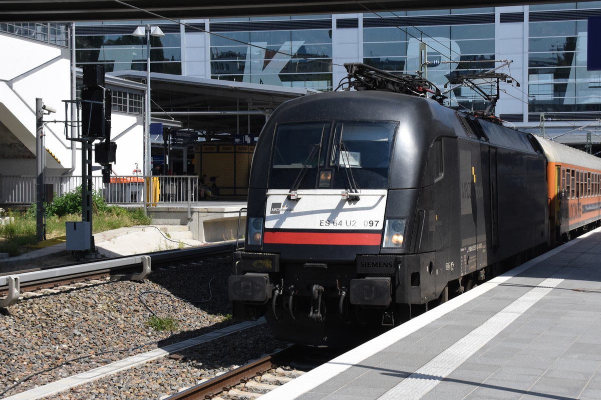 BERLIN, 23.06.2019, MRCE-Lok ES 64 U2 097 vor einem FlixTrain nach Stuttgart im Bahnhof Ostkreuz