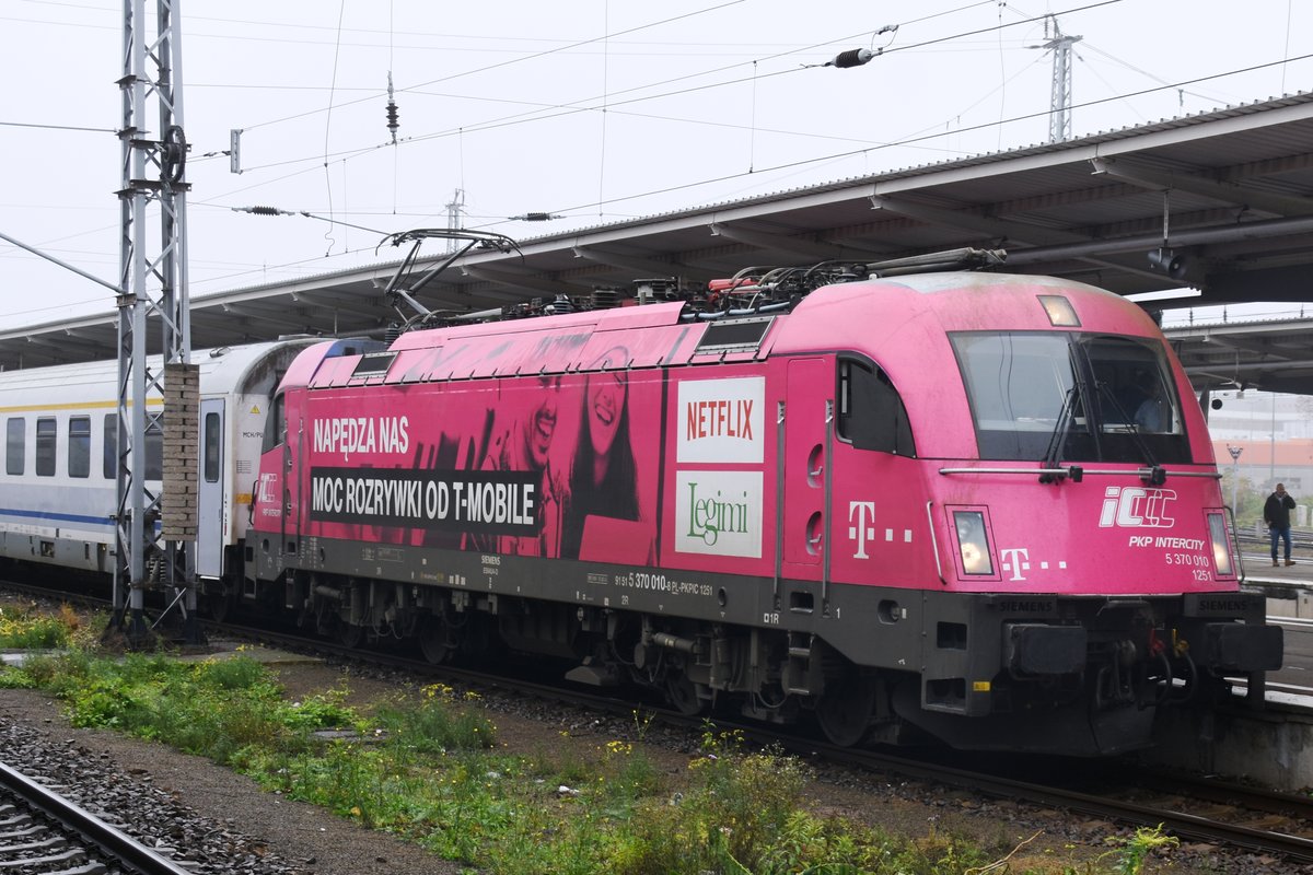 BERLIN, 24.10.2017, 5 370 010 vor einem Berlin-Warszawa-Express bei der Ausfahrt aus dem  Bahnhof Lichtenberg