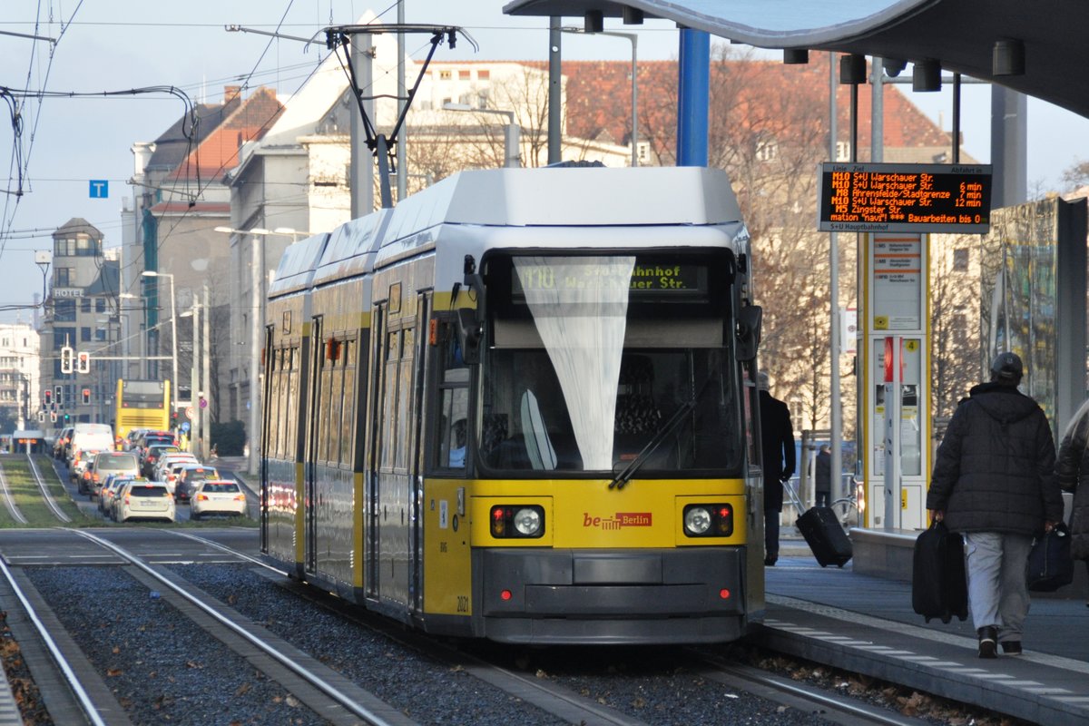 BERLIN, 27.11.2015, MetroTram-10 zum S+U-Bahnhof Warschauer Straße bei der Ausfahrt aus der Haltestelle Hauptbahnhof