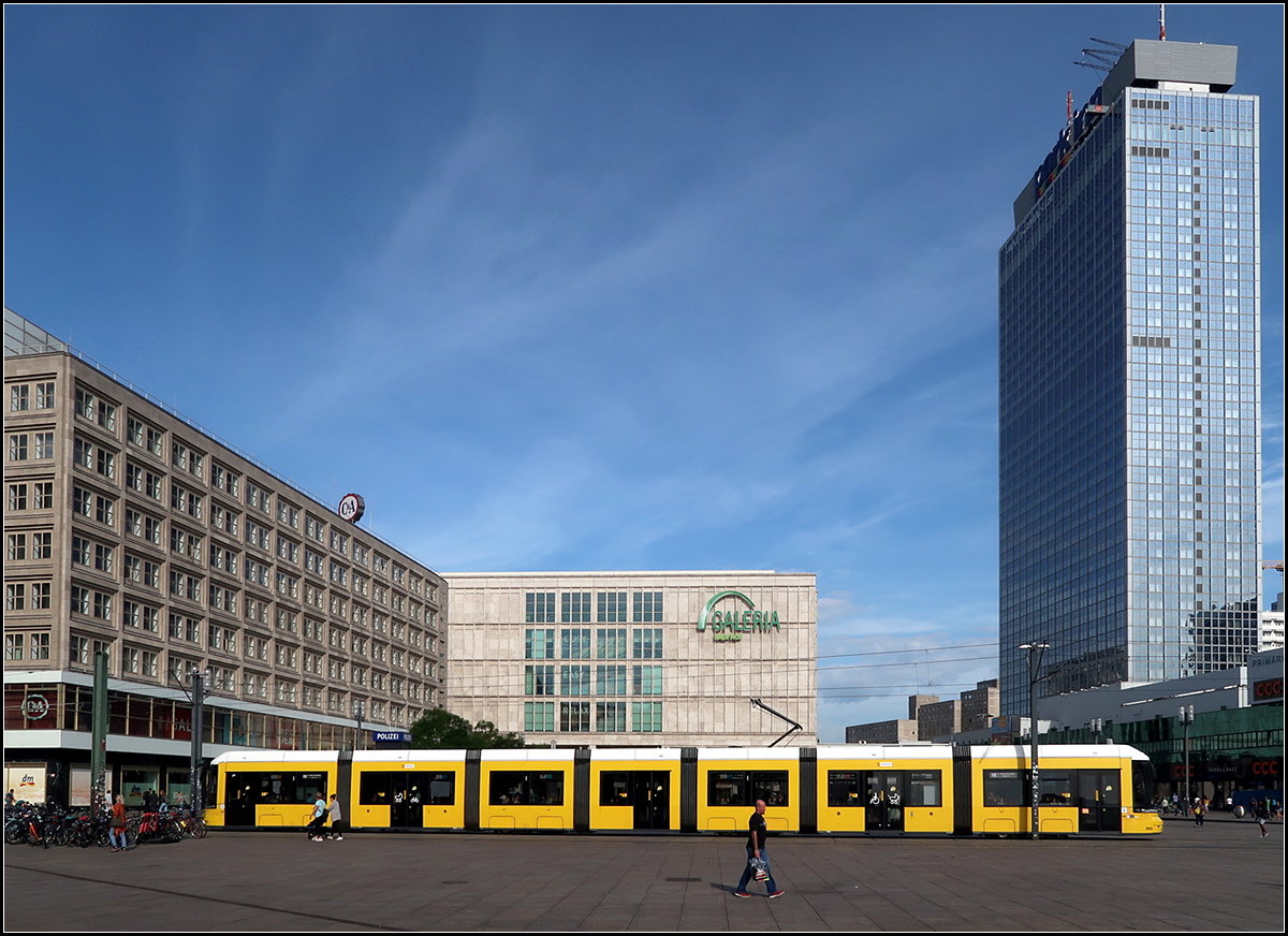 Berlin-Alexanderplatz -

Flexity-Tram in Seitenansicht.

Remake einer Aufnahme vom Februar 2016:
https://www.bahnbilder.de/bild/deutschland~strassenbahn~berlin/941412/platz-fuer-passanten-und-trambahnen--ohne.html

20.08.2019 (M)

