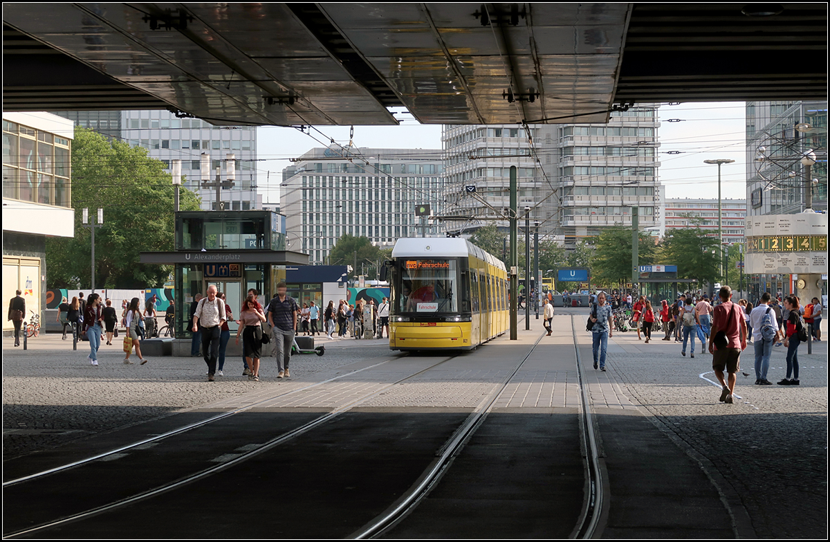 Berlin-Alexanderplatz -

U-Bahn-Aufzug, Flexity-Tram und Weltzeituhr.

20.08.2019 (M)