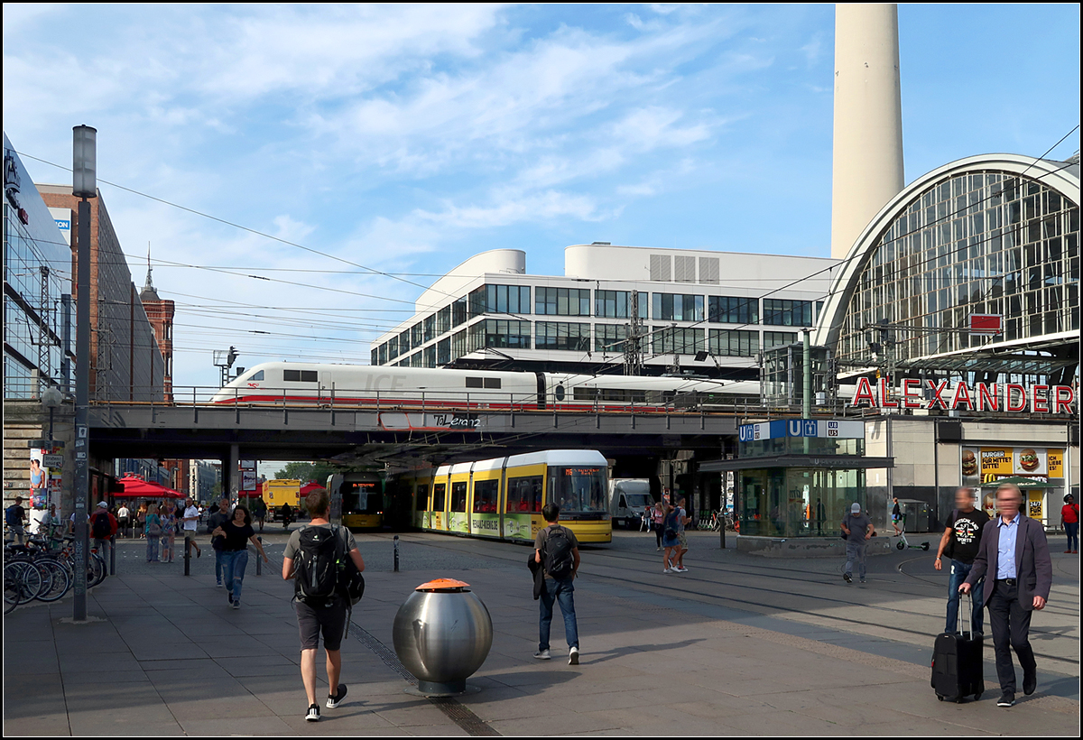Berlin-Alexanderplatz -

Über den Straßenbahnen fährt ein ICE 1 übe die Stadtbahn.

20.09.2019 (M)