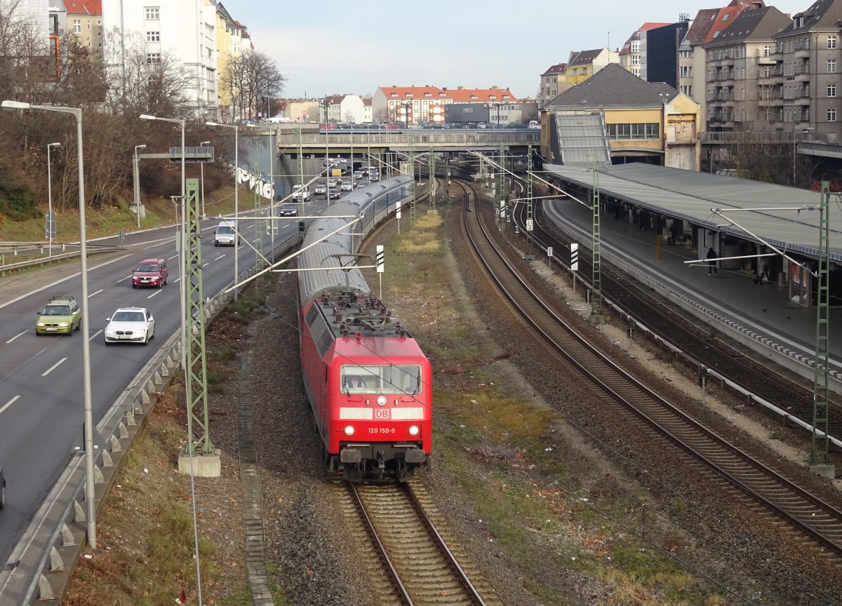 Berlin am 5.12.2015:  120 150-8 passiert die S-Bahnstation Messe-Nord /ICC mit einer Garnitur tschechischer EC-Wagen. Bild von der Straßenbrücke Messedamm aus aufgenommen.