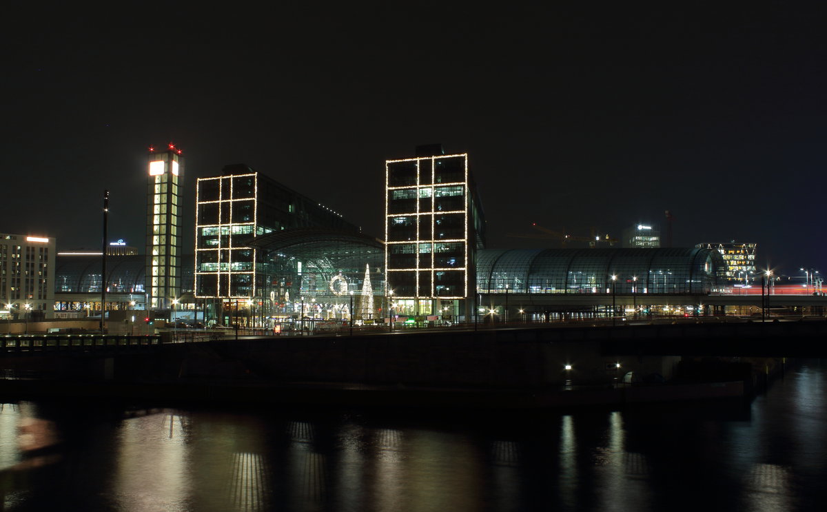 Berlin bei Nacht. Am Beispiel Berlin Hbf kann man gut erkennen, dass man auch moderne Bahnhöfe schön und interessant gestalten kann.

Berlin Hbf, 13. Dezember 2016