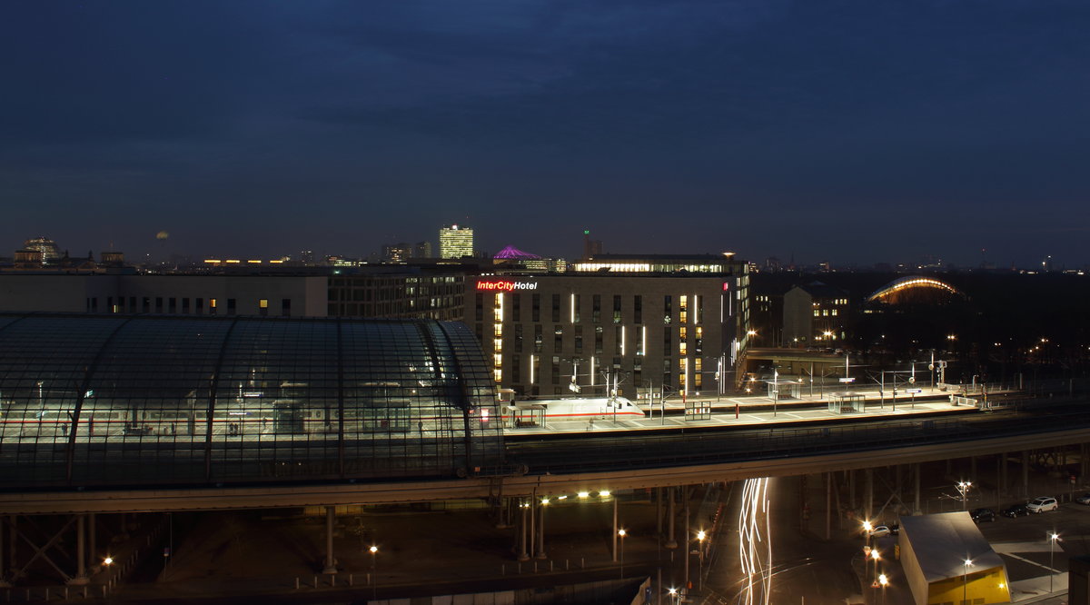 Berlin bei Nacht. Blick aus meinem Hotelfenster auf den Berliner Hauptbahnhof und die Stadt. Gerade ist ICE 377 (Berlin Ostbahnhof - Basel SBB) eingefahren.

Berlin Hbf, 13. Dezember 2016