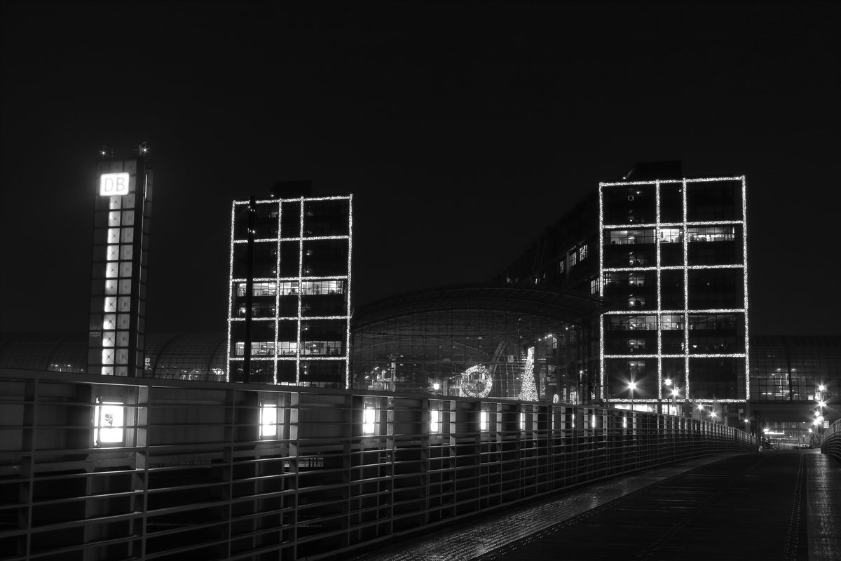 Berlin bei Nacht. Der moderne Berliner Hauptbahnhof von einer Fußgängerbrücke über die Spree gesehen.

Berlin Hbf, 13. Dezember 2016