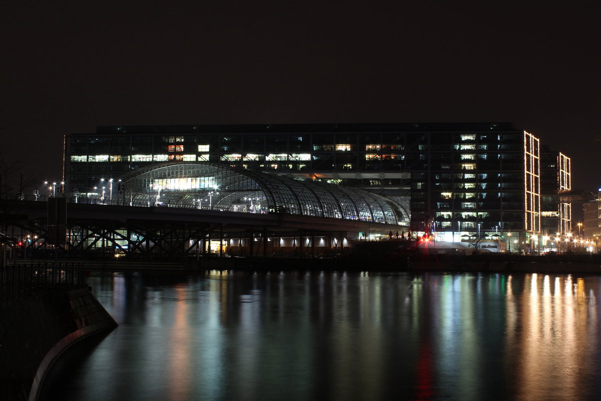 Berlin bei Nacht. Der neue Berliner Hauptbahnhof befindet sich in der  neuen Mitte  Berlins. Berlin hat mehrere Kerne und hier wollte man mit dem neuen Bahnhof einen neuen Kern schaffen. Doch bei meiner Tour um den Hauptbahnof herum war ich oft ganz alleine unterwegs, was bedeutet, dass dieser neue Kern noch nicht ganz seinen Zweck erfüllt. 

Berlin Hbf, 13. Dezember 2016