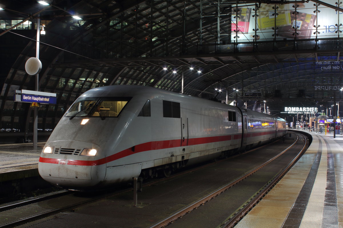 Berlin bei Nacht.
Merkt man sich den ein oder anderen ICE-Namen und reist dann durch Deutschland, stellt man fest, dass man dieselben Züge immer und immer wieder antrifft. Zum Beispiel habe ich Tz 108  Lichtenfels  gerade einmal zwei Wochen vor dieser Aufnahme in Köln gesehen ( http://www.bahnbilder.de/bild/deutschland~intercity-express-ice-fotos~br-401-triebkoepfe-oder-wagen/993292/im-schatten-vom-domverlaesst-tz-108.html ). Hier hat er als ICE 276 (Basel SBB - Berlin Ostbahnhof) gerade den Berliner Hauptbahnhof erreicht.

Berlin Hbf, 13. Dezember 2016