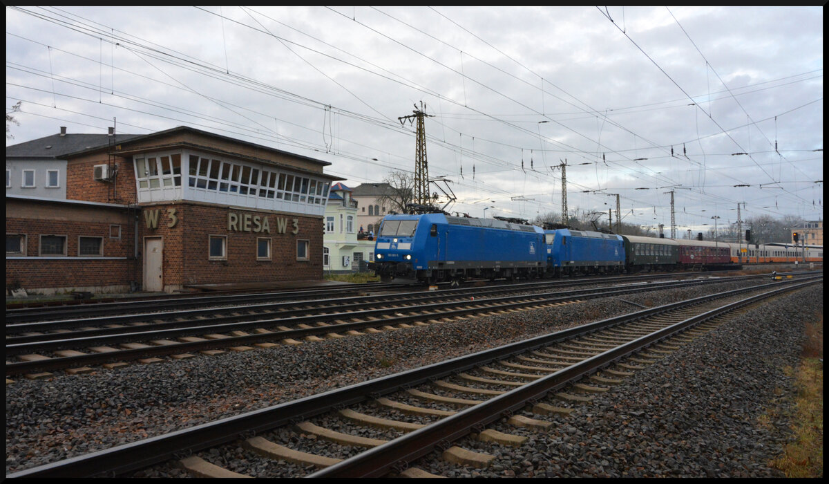 Berlin, Berlin, wir fahren nach Berlin! Am 06.01.2024 sind die beiden exSBB Cargo Re482er (185 061 [91 85 4482 031-2 CH-PRESS] und 185 062 [91 85 4482 032-0 CH-PRESS]) mit einem Sonderzug als Betriebsauflug der PRESSNITZTALBAHN von Chemnitz nach Berlin unterwegs, als die Fuhre hier am Morgen in Riesa angetroffen werden konnte. Der Zug bestand aus einem bunten Wagenpark (EBS Städtexpress- & Liegewagen, PRESS Abteil-, Mitropa- & Mannschaftswagen) und hatte einen recht ungewöhnlichen Laufweg: Chemnitz, Zwickau, Altenburg, Leipzig-Connewitz, Riesa, Dresden-Neustadt, Berlin Ostbf, Hbf nach Berlin-Charlottenburg. Zurück ging es am Abend zusätzlich über Jüterbog und Falkenberg/Elster. 