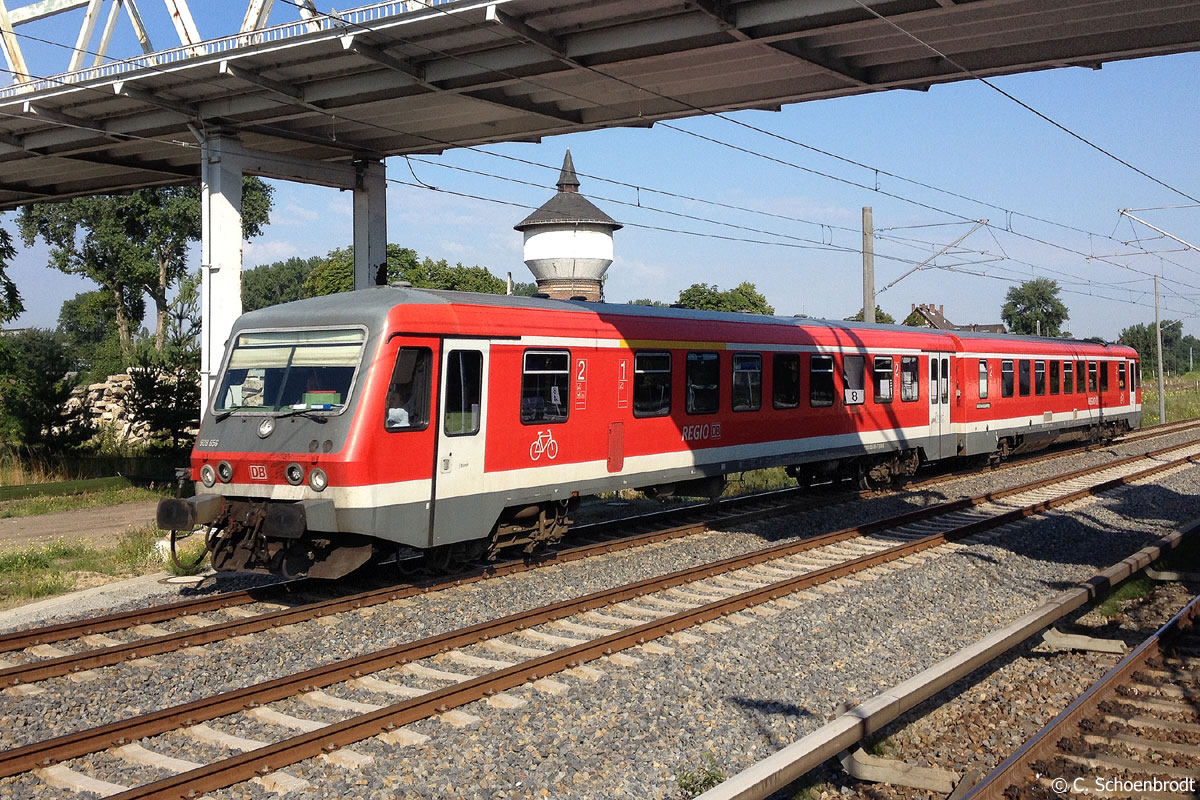 Berlin, Betriebsbahnhof Schöneweide, DB Baureihe 628, Nr. 928656-7 unter der Fußgängerbrücke zum Bw Schöneweide durchfahrend, 15. Juli 2017