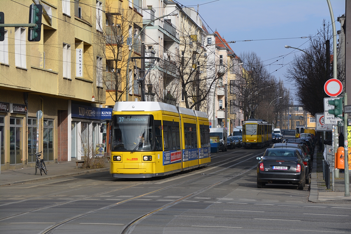 Berlin, Brückenstraße. 	AEG GT6N-U #1527 erreicht die Haltestelle S Schöneweide. Die Aufnahme stammt vom 15.02.2018. 