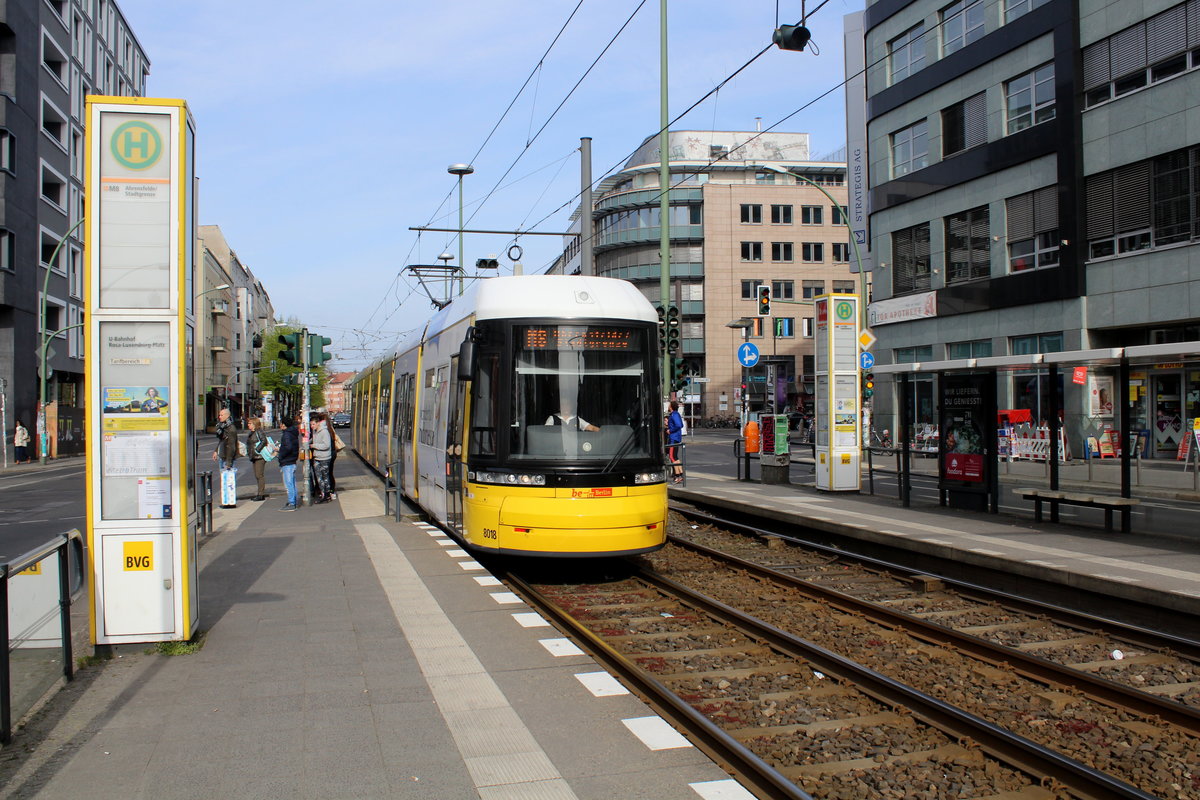 Berlin BVG: Am 23. April 2016 erreicht der GT8-11ERL 8018 als SL M8 die Haltestelle Rosa-Luxemburg-Platz in der Torstraße. Der Zug fährt in Richtung Ahrensfelde / Stadtgrenze.