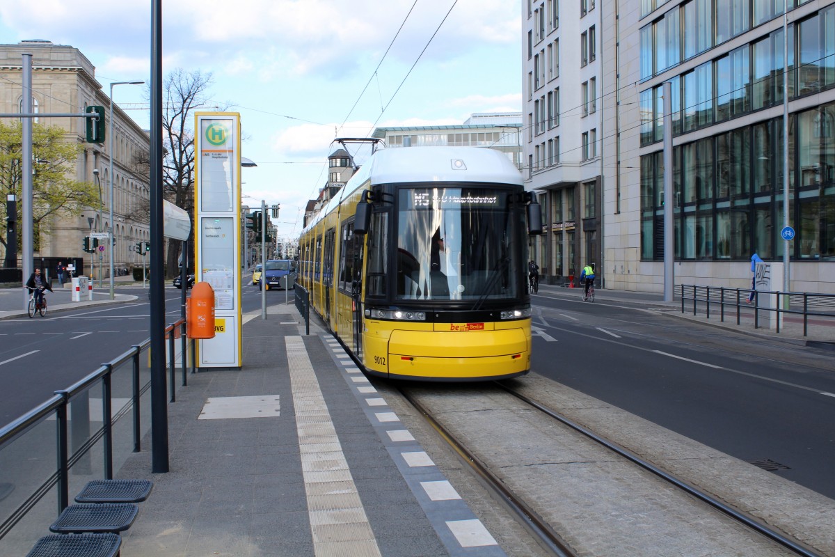 Berlin BVG: Der GT8 9012 auf der SL M5 erreicht die Haltestelle Invalidenpark (Invalidenstrasse / Schwarzer Weg) am 18. April 2015.