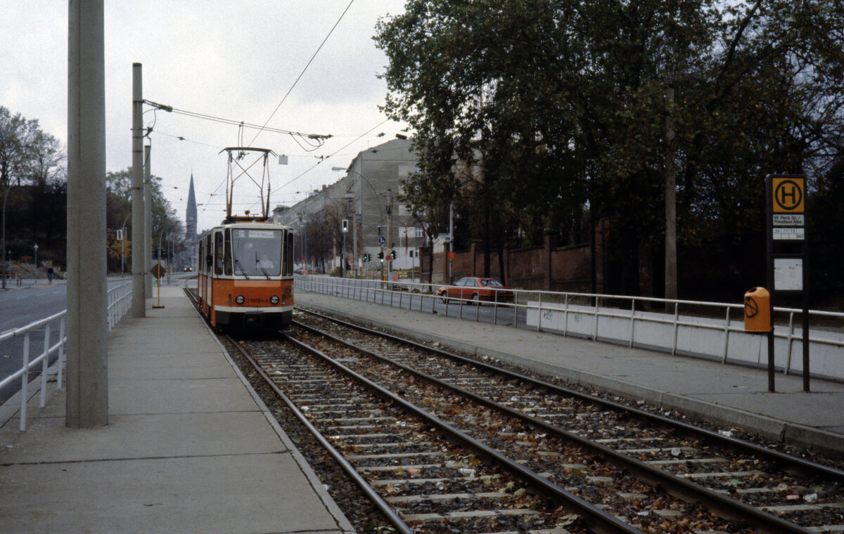 Berlin BVG: Der KT4Dt 219 564-6 auf der SL 71 erreicht eines Tages im November 1992 die Haltestelle Wilhelm-Pieck-Straße / Prenzlauer Allee (in der Prenzlauer Allee). - Scan eines Diapositivs. Film: Kodak Ektachrome 5076. Kamera: Leica CL.