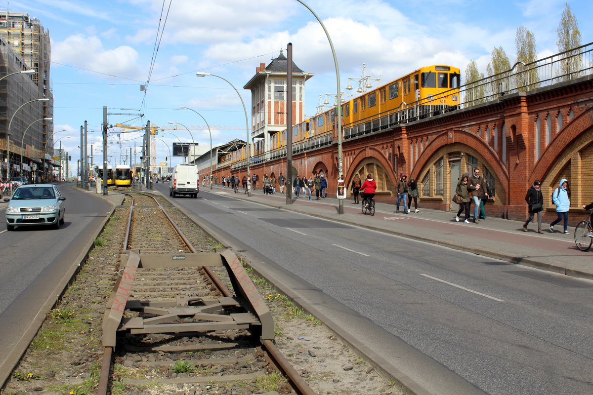 Berlin BVG: Endstellenanlage der SL M10 in der Warschauer Straße am 23. April 2016. - Rechts im Bild verlässt ein Zug der U1 gerade die U-Bahnstation Warschauer Straße.