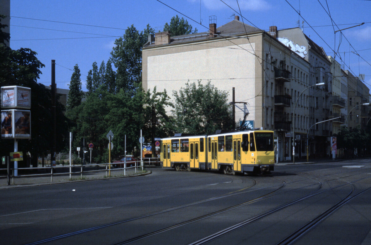 Berlin BVG: KT4Dt 7063 auf der SL 1 biegt von der Alten Schönhauser Straße in die Torstraße im Mai 1998. - Scan eines Diapositivs. Film: AGFA RSX 200. Kamera: Leica CL. 