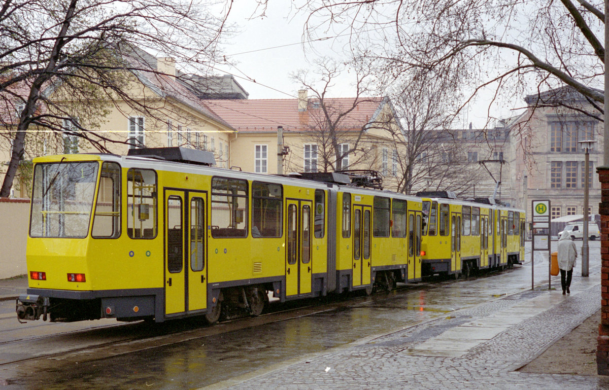 Berlin BVG SL 1 (KT4D + KT4D) Mitte, Clara-Zetkin-Straße (Hst. Am Kupfergraben) im April 1995. - Scan von einem Farbnegativ. Film: Kodacolor 200.