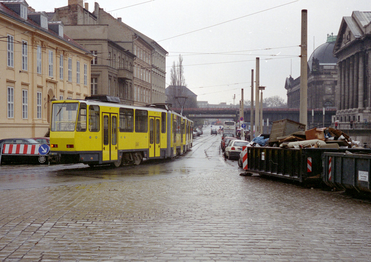 Berlin BVG SL 1 (KT4D + KT4D) Mitte, Am Kupfergraben im April 1995. - Den Namen Am Kupfergraben hat die Straße seit der Zeit um 1700, als sie nach dem Spreearm, an dem sie liegt, benannt wurde. Rechts sieht man Teile der bekannten Berliner Museen Pergamonmuseum und Bodemuseum (auf der Museumsinsel) samt einem kleinen Teil des Stadtbahnviaduktes. - Scan von einem Farbnegativ. Film: Kodacolor 200.