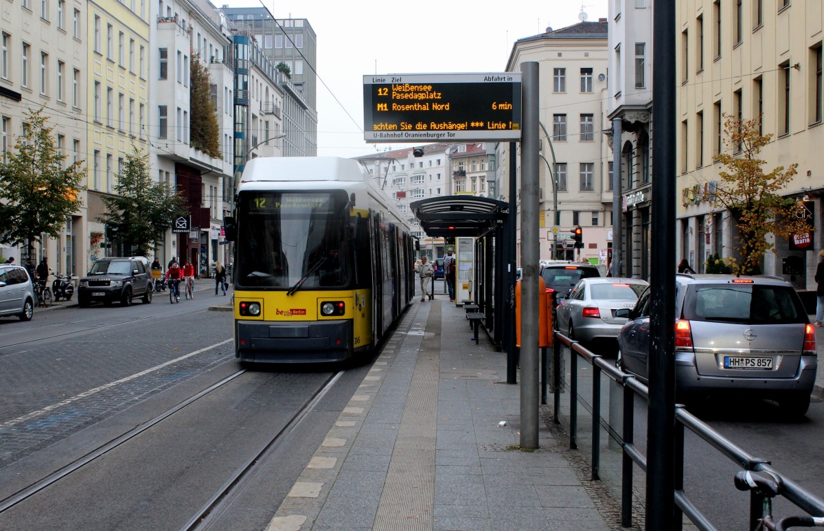 Berlin BVG SL 12 (Bombardier-GT6-99ZR 2045) Mitte, Friedrichstrasse / Oranienburger Strasse (Hst. U-Bahnhof Oranienburger Tor) am 16. Oktober 2014.