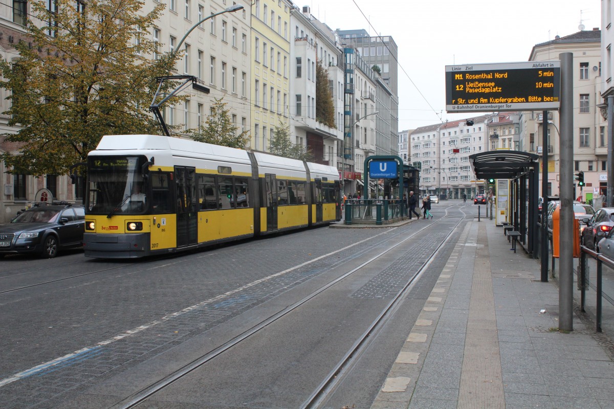 Berlin BVG SL 12 (Bombardier-GT6-99ZR 2017) Mitte, Friedrichstrasse / Oranienburger Strasse / U-Bahnhof Oranienburger Tor am 16. Oktober 2014.