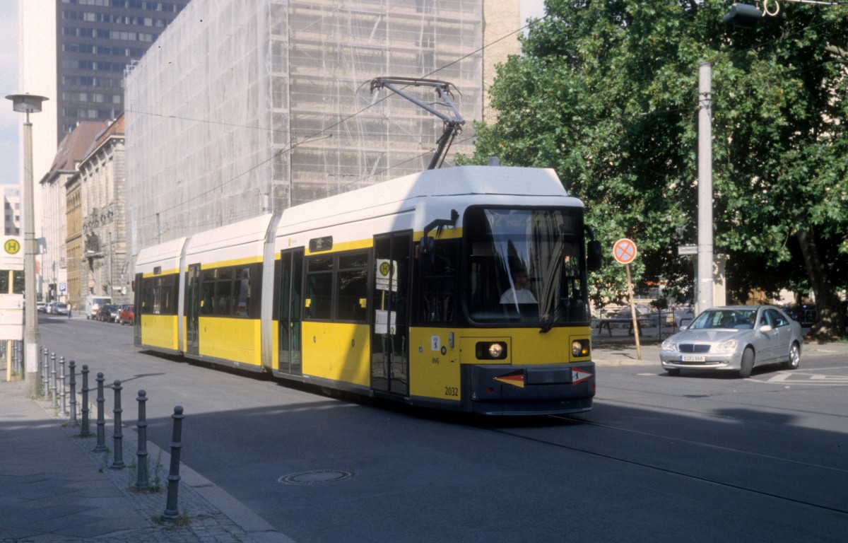 Berlin BVG SL 12 (GT6-99ZR 2032) Dorotheenstrasse im Juli 2005.