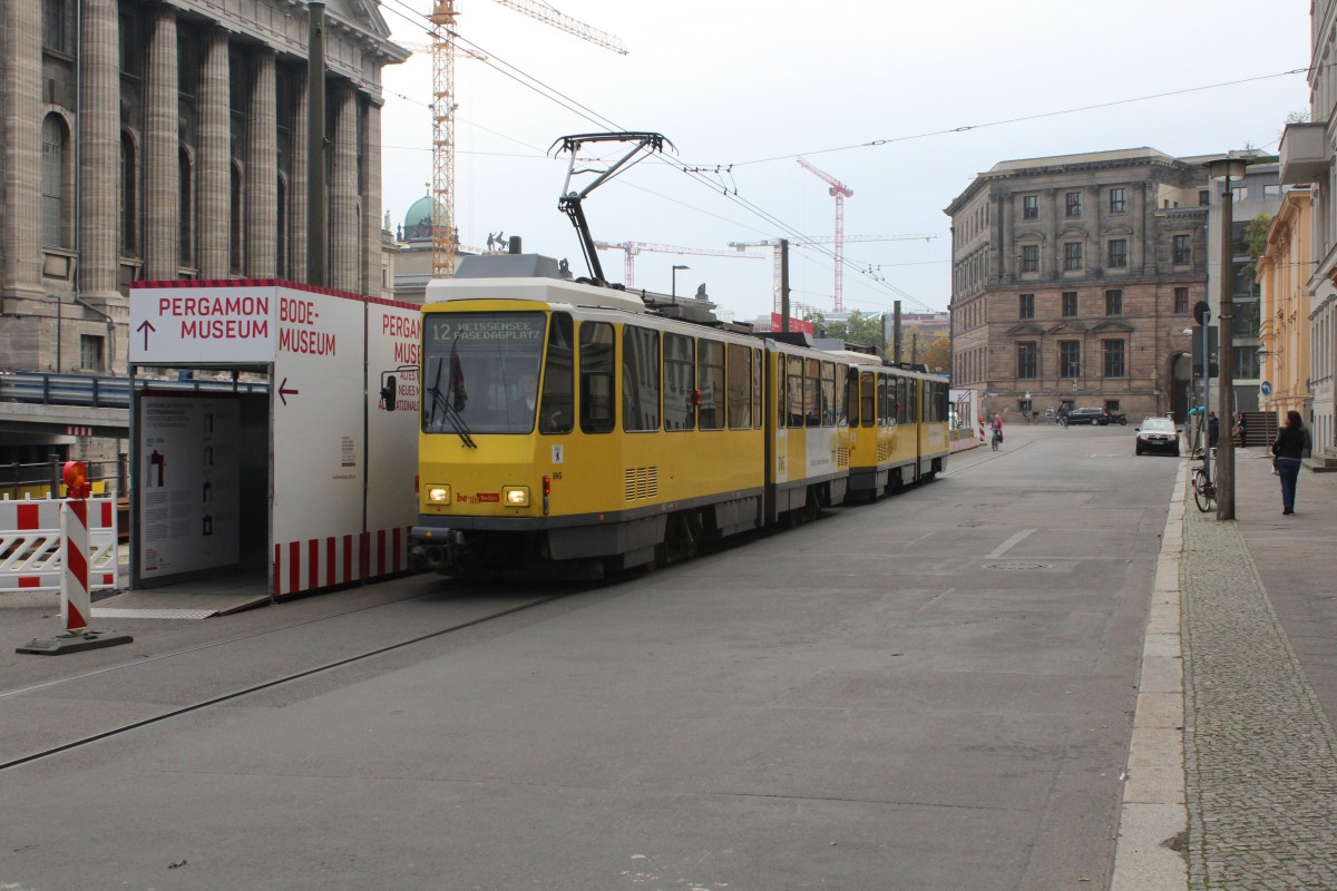 Berlin BVG SL 12 (KT4D 6102) Mitte, Am Kupfergraben / Pergamonmuseum am 16. Oktober 2014.