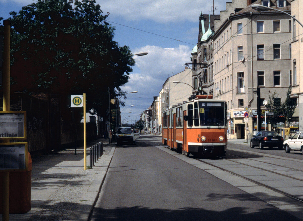 Berlin BVG SL 13E (KT4D 219 061-7) Mitte, Chausseestraße / Tieckstraße / Dorotheenstädtischer und Französischer Friedhof im August 1996. - Scan eines Diapositivs. Film: Kodak Ektachrome. Kamera: Leica CL.