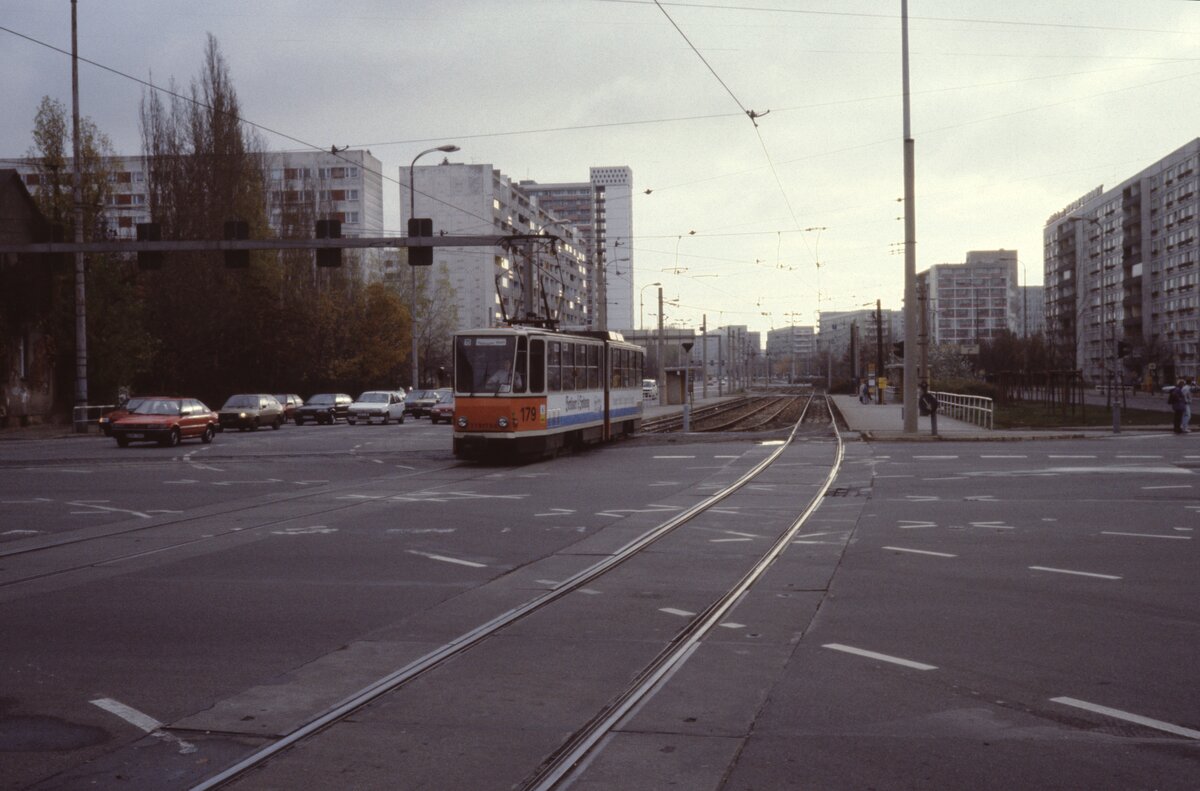 Berlin BVG SL 15 (KT4D 219 179-6) Prenzlauer Tor (Mitte, Mollstrasse / Prenzlauer Allee) im November 1992. - Seit dem 3. September 1969 trägt Mollstraße ihren Namen; benannt wurde sie nach dem Uhrmacher Joseph Maximilian Moll (1813-1849), der Mitglied des Bundes Junges Deutschland, des Bundes der Gerechten und des Bundes Kommunisten war. - Scan eines Diapositivs. Film: Kodak Ektachrome 5076. Kamera: Leica CL.