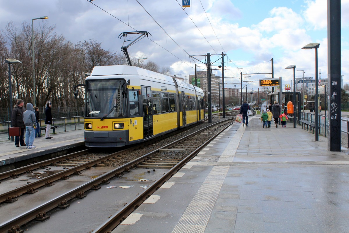 Berlin BVG SL 18 (Bombardier GT6-99ZR 2024) Marzahn, Allee der Kosmonauten (Hst. S Springpfuhl) am 31. März 2015.