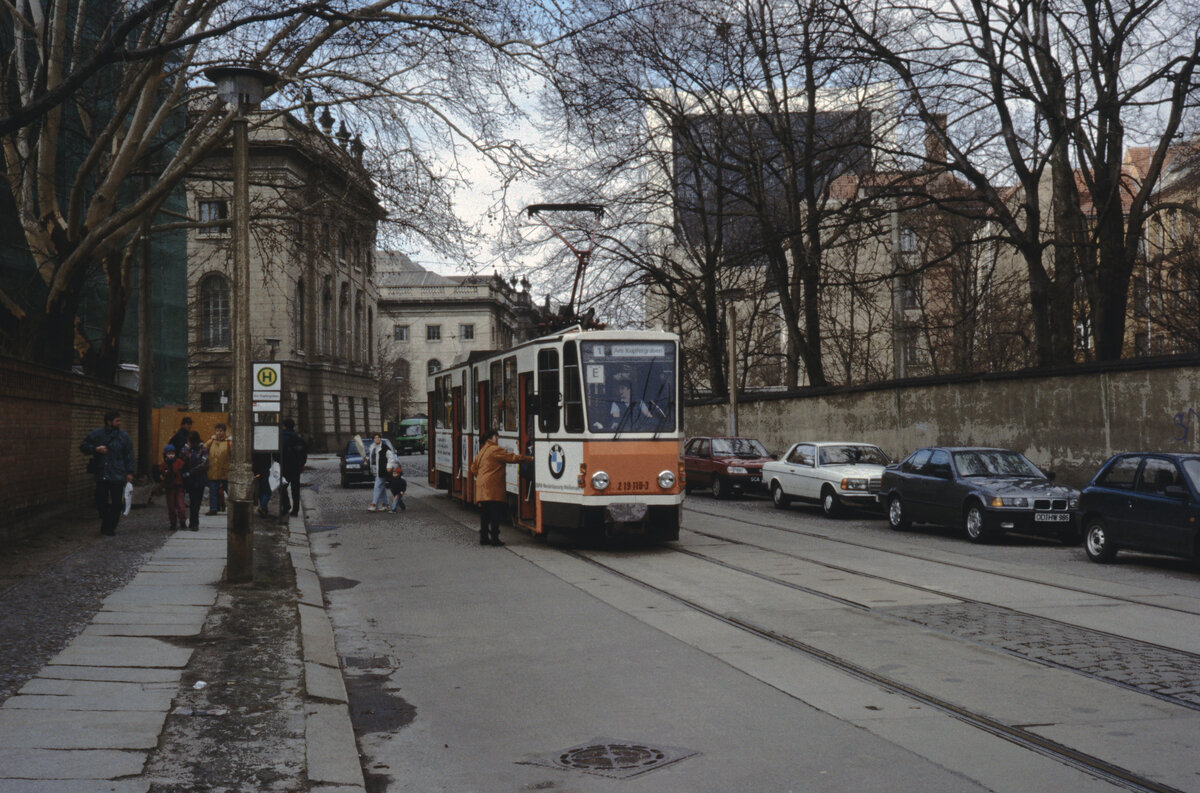 Berlin BVG SL 1E (KT4D 219 110-3 (CKD 1979)) Mitte, Clara-Zetkin-Straße am 27. März 1994. - Den Straßennamen Clara-Zetkin-Straße gab es vom Jahre 1951 bis 1995. - Von 1822 bis 1951 hieß die Straße Dorotheenstraße, und diesen Namen trägt sie wieder seit 1995. - Scan eines Diapositivs. Kamera: Leica CL.