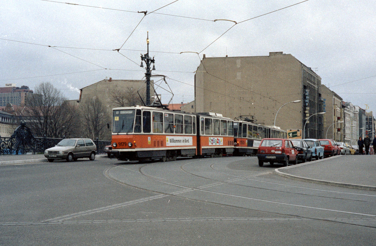 Berlin BVG SL 1E (KT4D 9179 + KT4D 150 (9150?) Mitte, Weidendammer Brücke / Am Weidendamm im April 1995. - Betr. CKD KT4D 9179: 1980 - 1992: Wagennummer 219 179, nach der Modernisierung 1996: 6128. - Scan von einem Farbnegativ. Film: AFGA HDC 200.