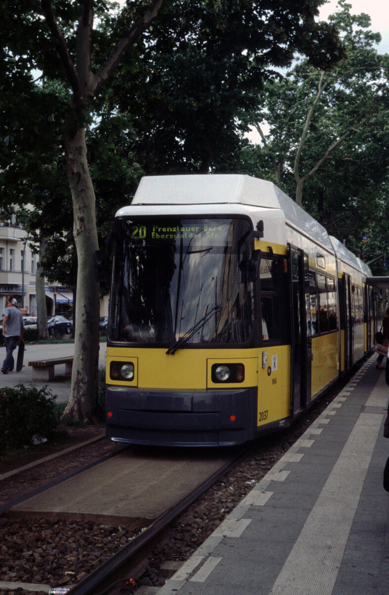 Berlin BVG SL 20 (GT6 99ZR 2037) Friedrichshain, Warschauer Straße / Revaler Straße im Juli 2004. - Scan eines Diapositivs. Film: Kodak ED 3. Kamera: Leica CL.