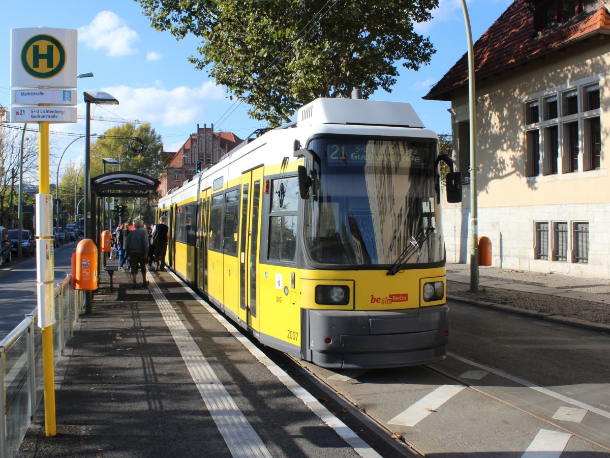 Berlin BVG SL 21 (Adtranz-GT6-98ZR 2007) Lichtenberg, Marktstrasse am 15. Oktober 2014. - Wegen Brückenbauarbeiten am S-Bahnhof Rummelsburg endete diese Bahn hier.