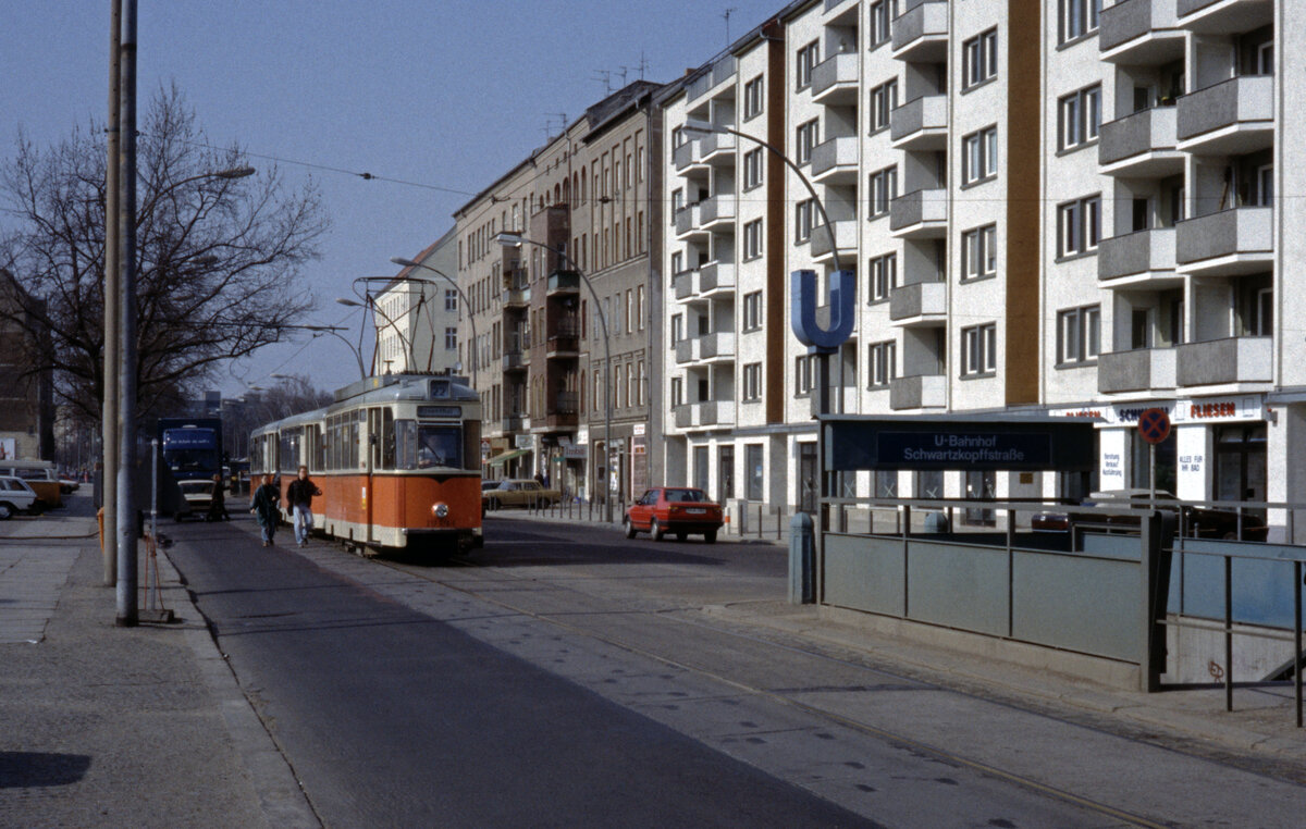 Berlin BVG SL 22 (Sw/LEW-Tw 217 076-7) Mitte, Chausseestraße / U-Bf Schwartzkopffstraße im April 1993. - Scan eines Diapositivs. Film: AGFA Agfachrome 200 RS. Kamera: Leica CL.