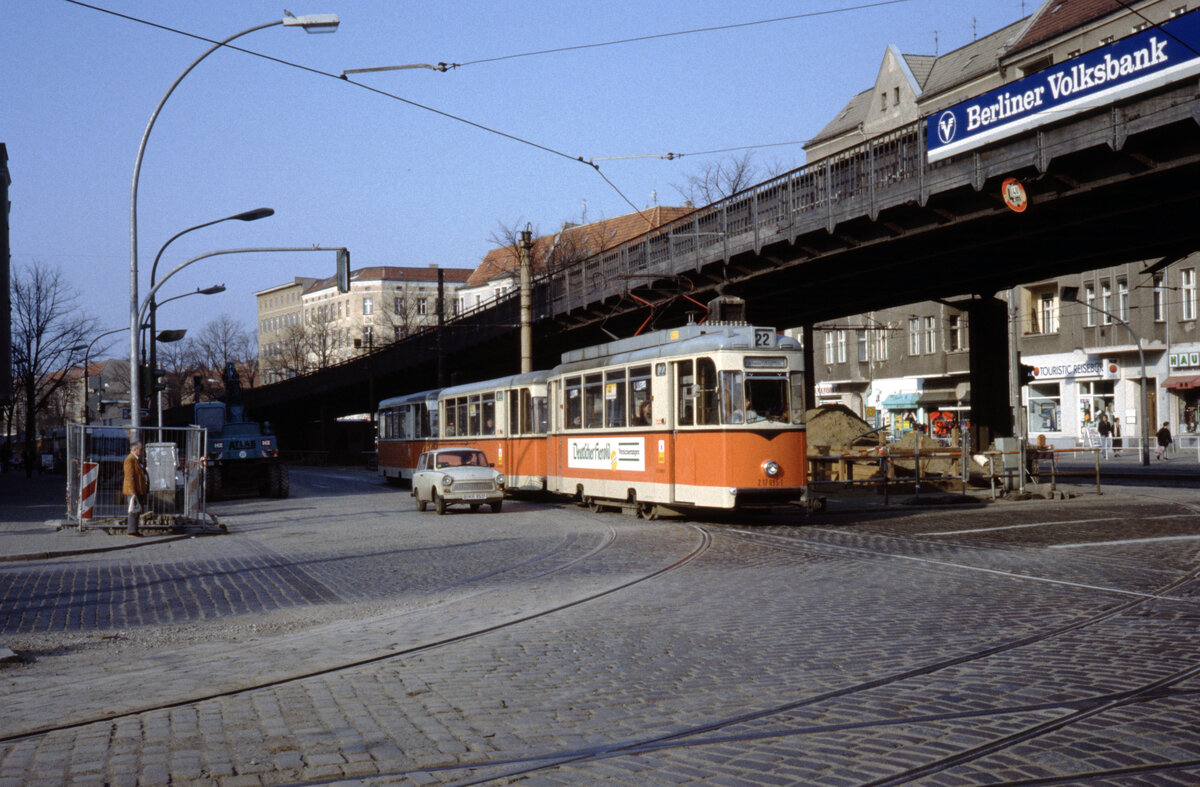 Berlin BVG SL 22 (Tw 217 095-1) Prenzlauer Berg, Schönhauser Allee / Bornholmer Straße im April 1993. - Scan eines Diapositivs. Film: AGFA Agfachrome RS 200. Kamera: Leica CL.