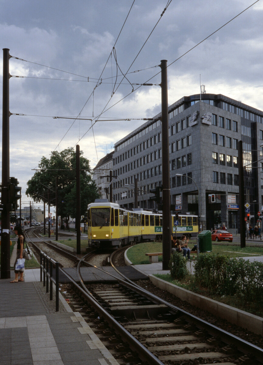 Berlin BVG SL 23 (KT4D) Friedrichshain, Warschauer Straße / Revaler Straße im Juli 2004. - Scan eines Diapositivs. Film: Kodak ED 3. Kamera: Leica CL.